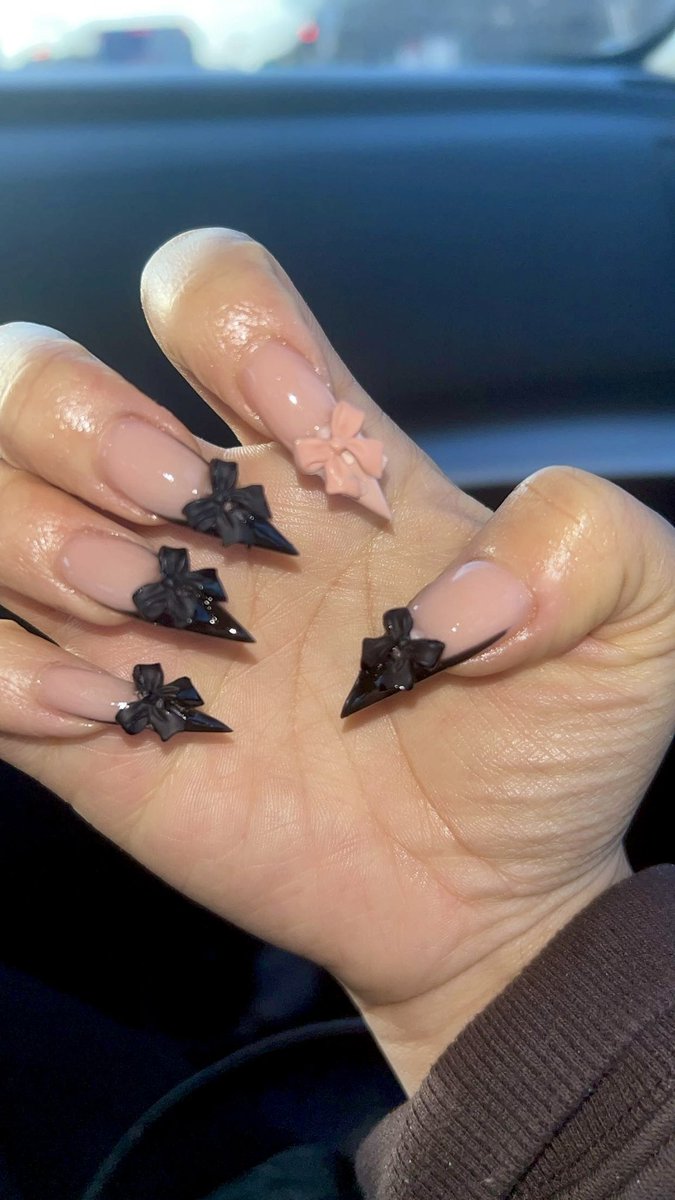 evelynsuthida's tweet photo. i love my nail tech so bad 🖤 https://t.co/J6HCJCI0CF