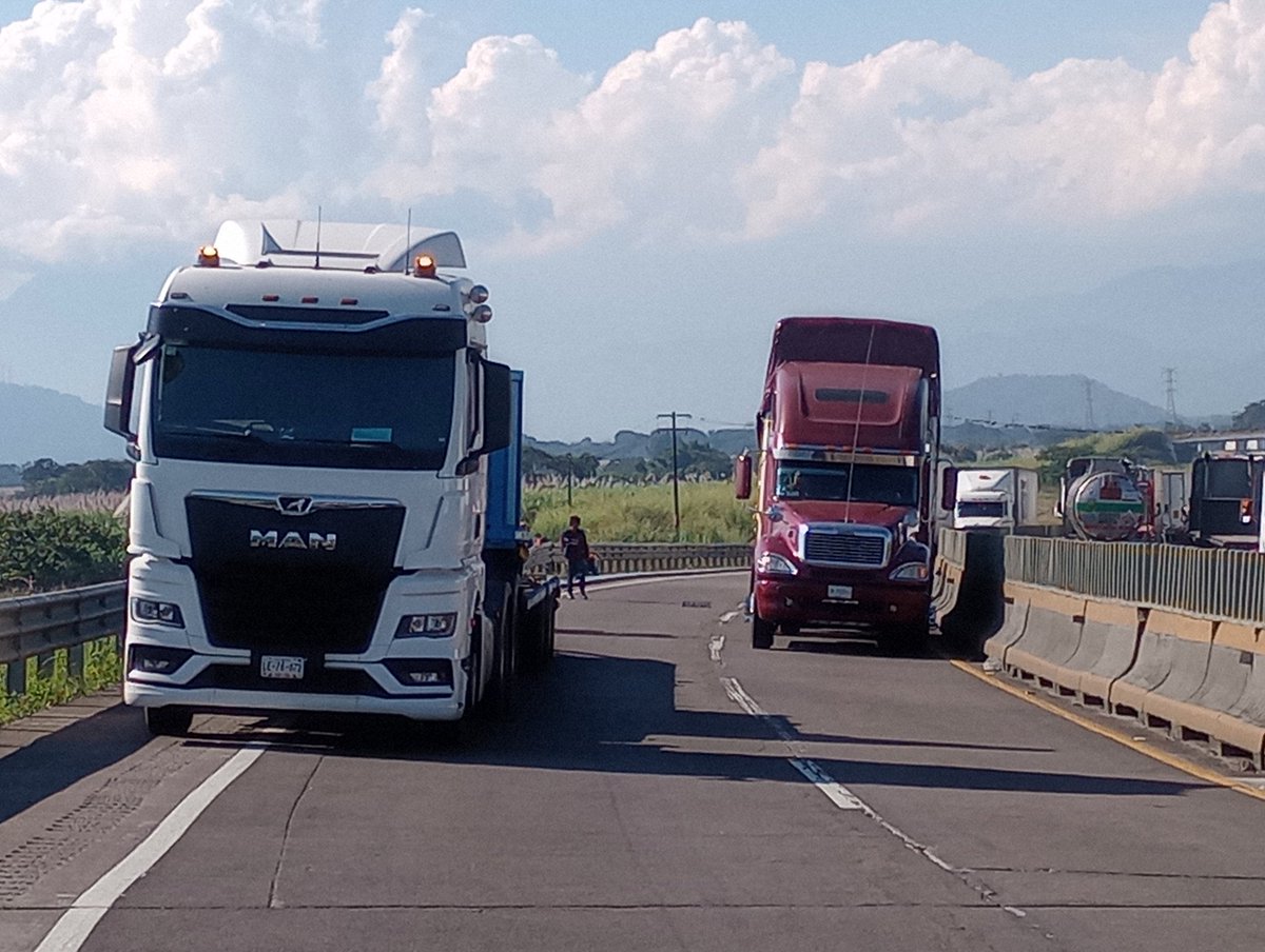 MonitoreoPSA's tweet photo. @CAPUFE Personal haciendo mantenimiento en el km 289 autopista Córdoba-Veracruz dirección Veracruz. descuidando su trabajo ellos a las platicas, un fierro a la mitad de la carretera y un trafitambo también por favor manden a abanderar bien esa área de trabajora  @GN_Carreteras https://t.co/4113bsJRlw