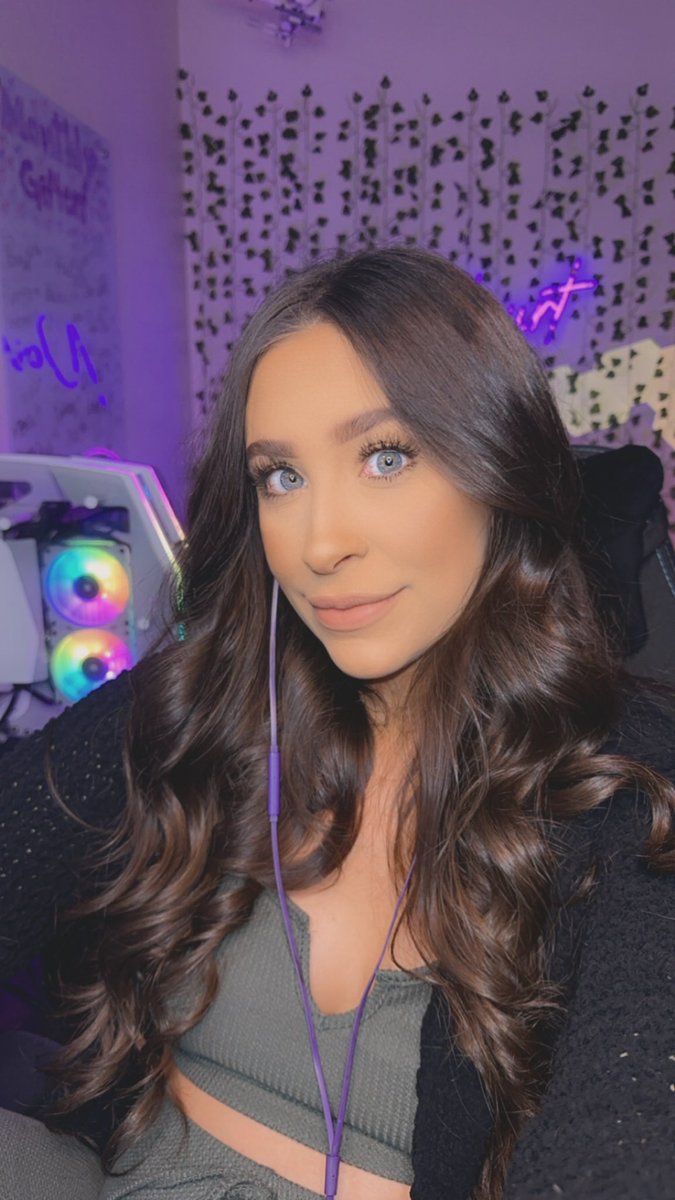 Random Friday stream bc why not 👀♥️ come hang! Kick.com/novacourt