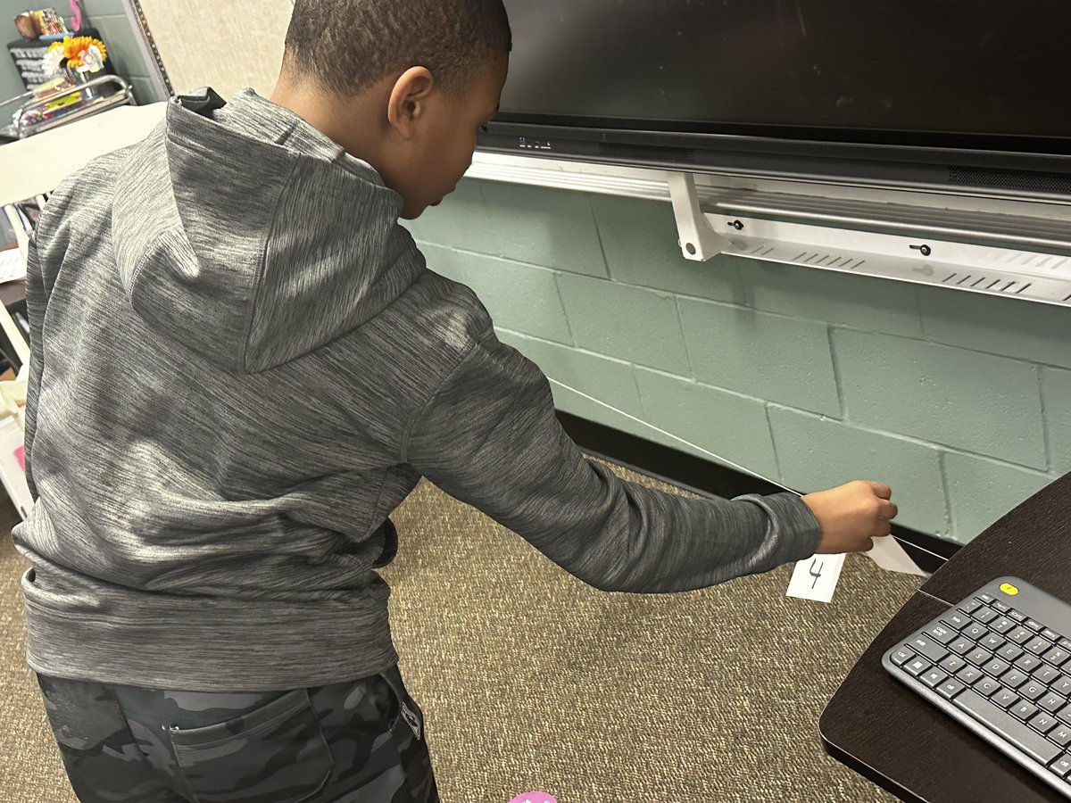 MsKSantangelo's tweet photo. Fractions on a numberline! #santangelosquad @HumbleISD_LSE #wearelakeshore https://t.co/aBiYRbkyud