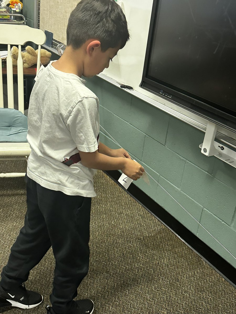 MsKSantangelo's tweet photo. Fractions on a numberline! #santangelosquad @HumbleISD_LSE #wearelakeshore https://t.co/aBiYRbkyud