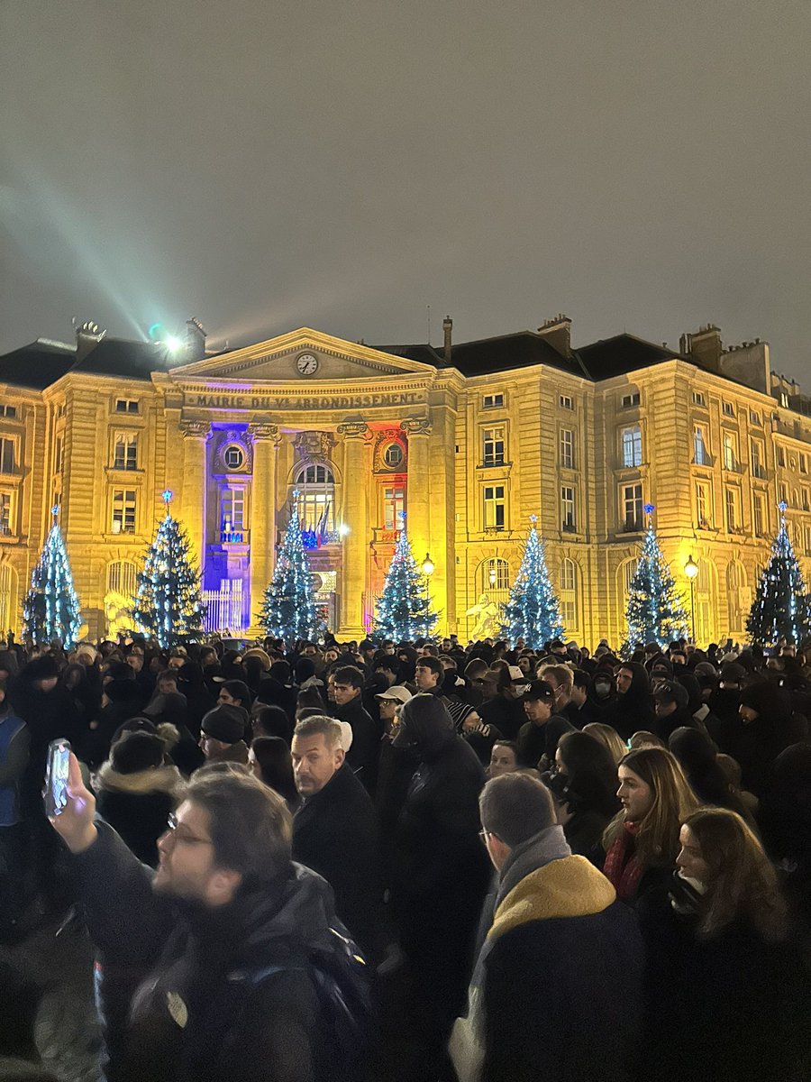 LNatifs's tweet photo. Nous étions près de 500 ce soir pour rendre #hommage à #Thomas ! Malgré la répression, les patriotes de #Paris ont pu se rassembler ! https://t.co/Yt3W87G7Rz