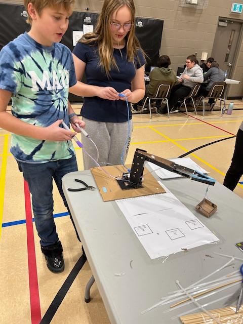 skillsontario's tweet photo. Recently, 85 students made hydraulic cranes during a #JunkDrawerRaces event organized by the @KPDSB_Schools! 🏗️ Skills Ontario is happy to see school boards participate in this inclusive event directly tied to the #Ontario curriculum. #skilledtrades #kpdsb #kpdsbpathways https://t.co/fhTQmWIABg