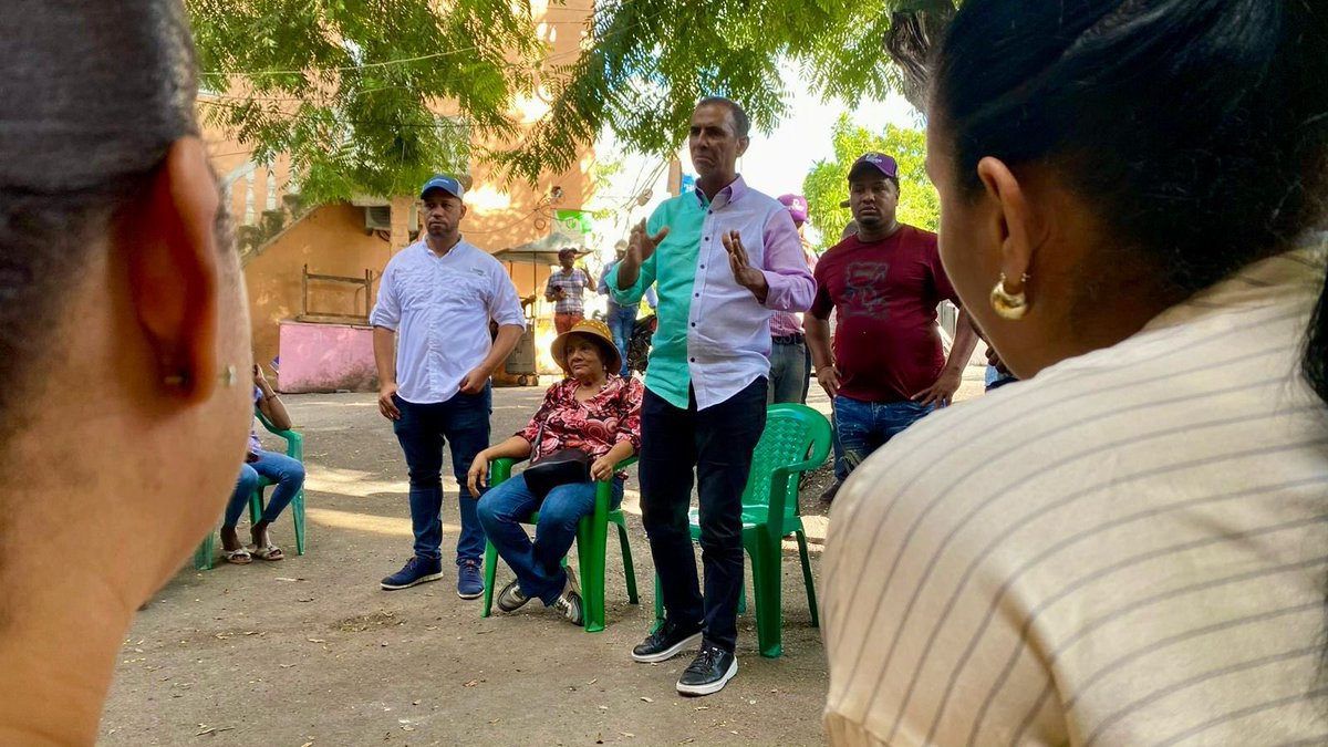 DomingoCG1's tweet photo. ¡Otro increíble encuentro con los comunitarios coordinados por Edwin Casado de Jesús en H5 (Ahorro Hondo)!

Gracias a todos por la valiosa conversación y las ideas compartidas. Es inspirador ver tanto compromiso con nuestra comunidad.

#JuntosPorLaCapital https://t.co/7QeOT4DdqF