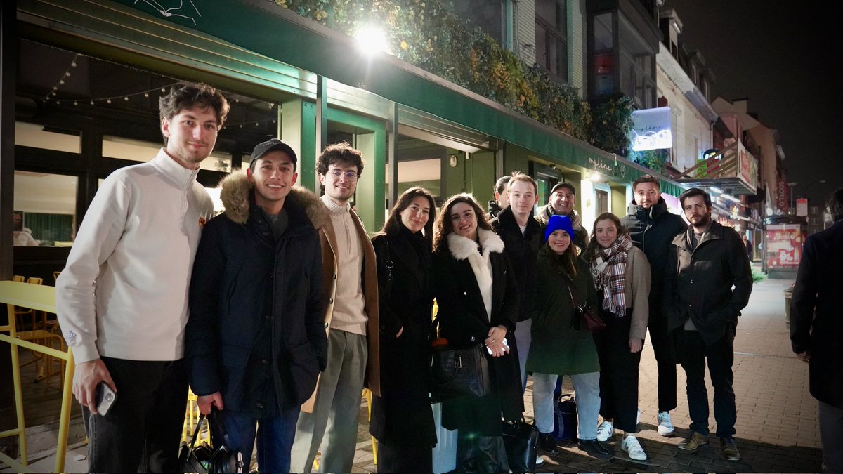 Ambroise_Mejean's tweet photo. 🇪🇺 À Bruxelles, évidemment, pour donner le coup d'envoi de notre consultation européenne @beuropean_ !

Plusieurs dizaines de questionnaires déjà remplis par des jeunes belges, francais, espagnols... Vous aussi donnez votre avis et participez : https://t.co/aTJHdD2oOD https://t.co/gbpCUK2bXK