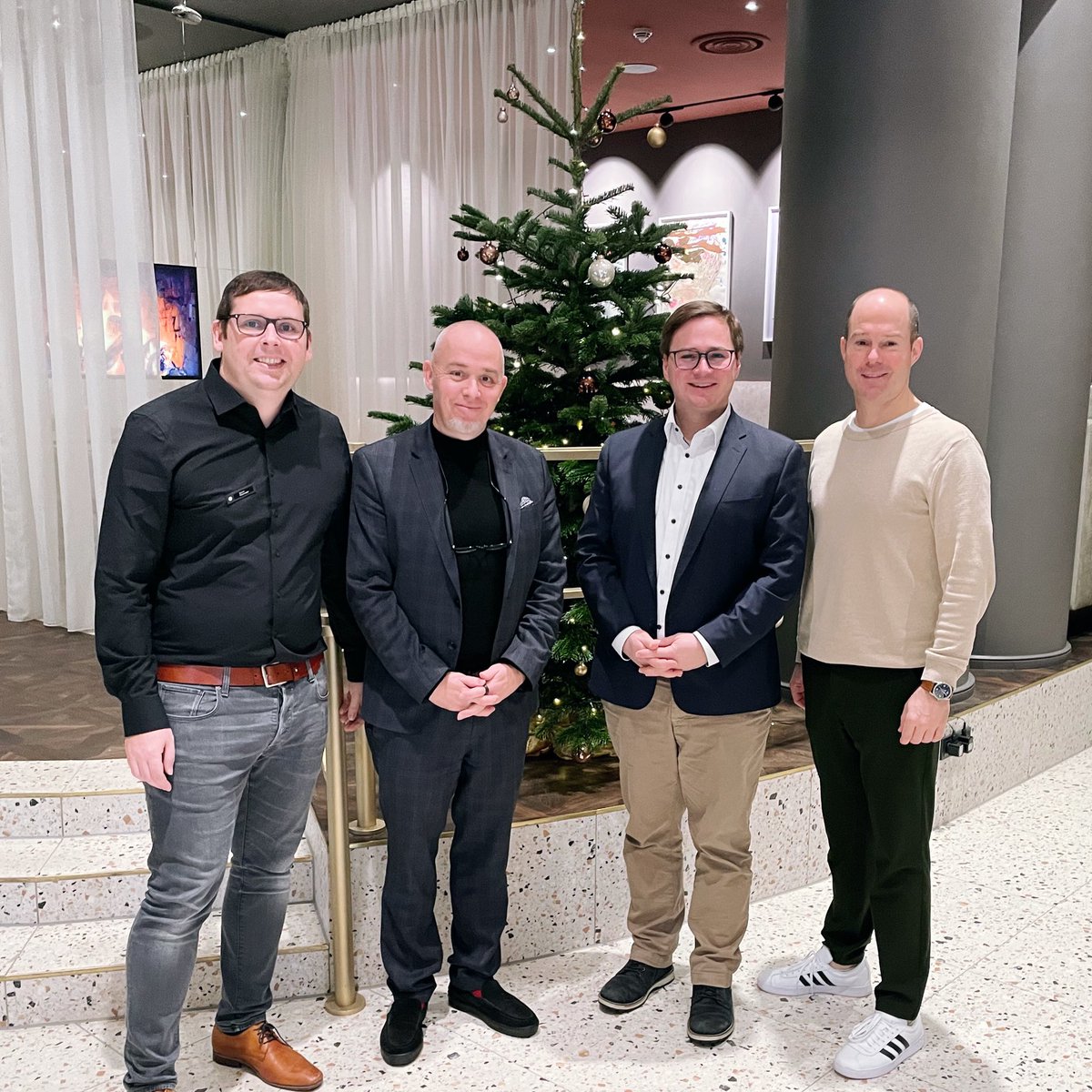 kaimungenast's tweet image. 🏨 Die 252 Zimmer und Suiten des #Pullmann-Hotels erstrahlen in neuem Glanz. Das Hotel an zentraler Lage am #Bahnhof #StuttgartVaihingen wurde generalüberholt: Schicke Zimmer, gemütlicher Spa, offene Lobby mit Bar und einem Restaurant.