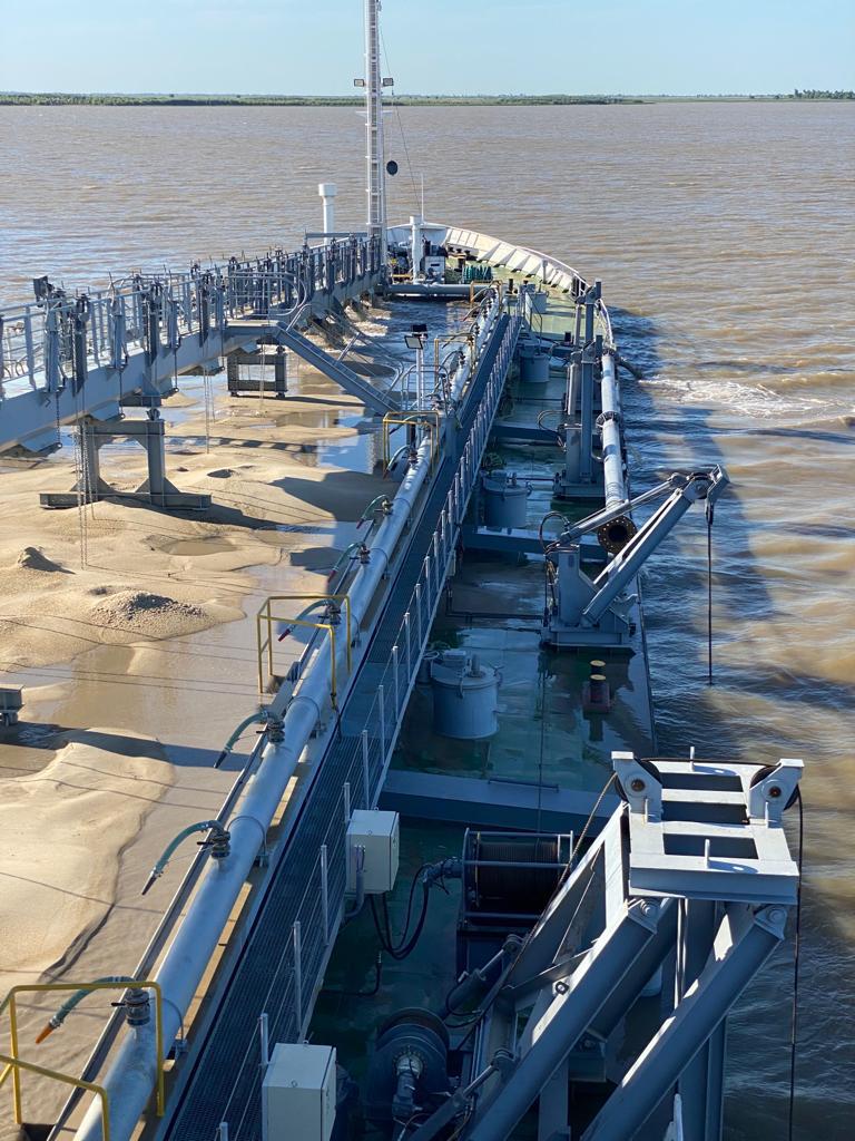 Navegando con la bodega llena, rumbo al Puerto de Buenos Aires.  Conocé más sobre nosotros en: silosareneros.com.ar Para pedidos de presupuestos o consultas escribinos a: info@silosareneros.com.ar