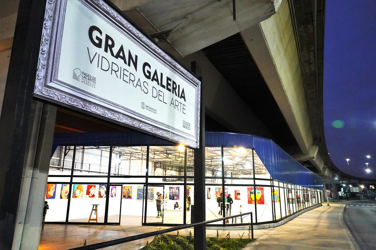GRAN GALERÍA – Vidrieras de Arte, otra de las grandes muestras que pasaron por Paseo de las Artes.
Gran instalación de arte público, en que la concepción del montaje se focaliza en las grandes vidrieras del Paseo de las Artes para poder recorrerla desde la vereda.