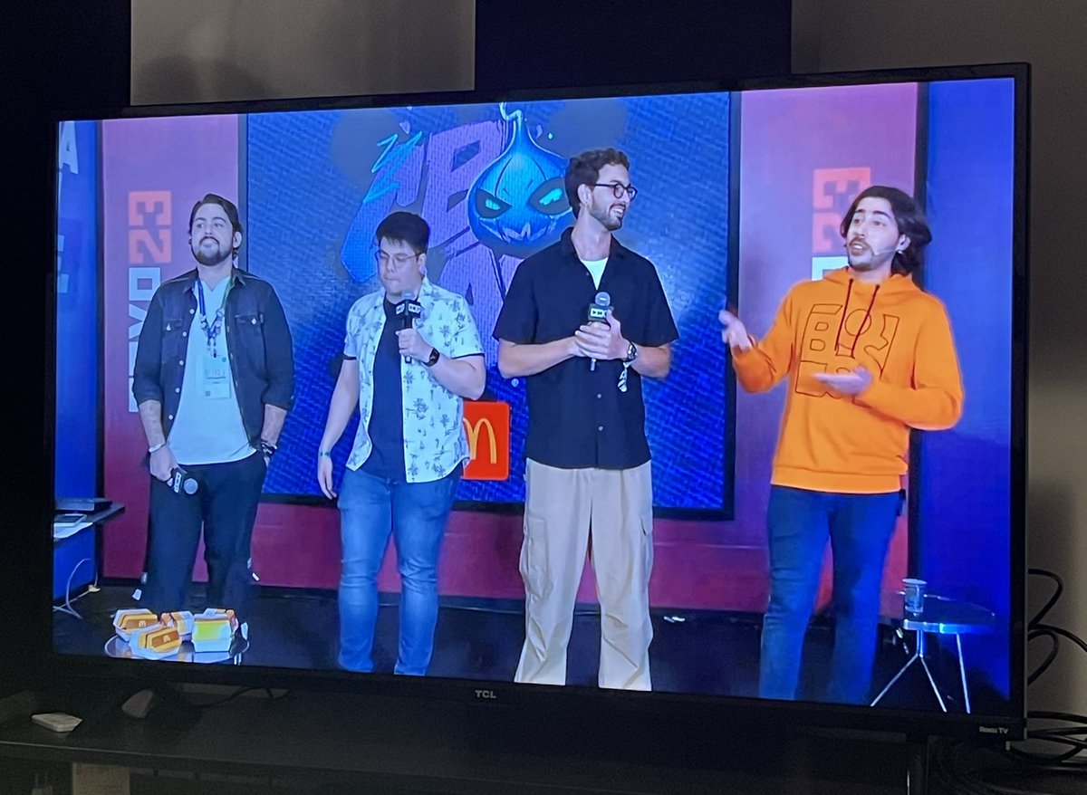VheeIam's tweet photo. Ainda bem que eu peguei folga hoje para conseguir assistir isso! 

O dia que o BR ganhou de um campeão mundial 🥳🥳🥳

@ilhadaslendas @zNiCoLoFF @baianolol1 @esACarry https://t.co/qBNDU28n5c