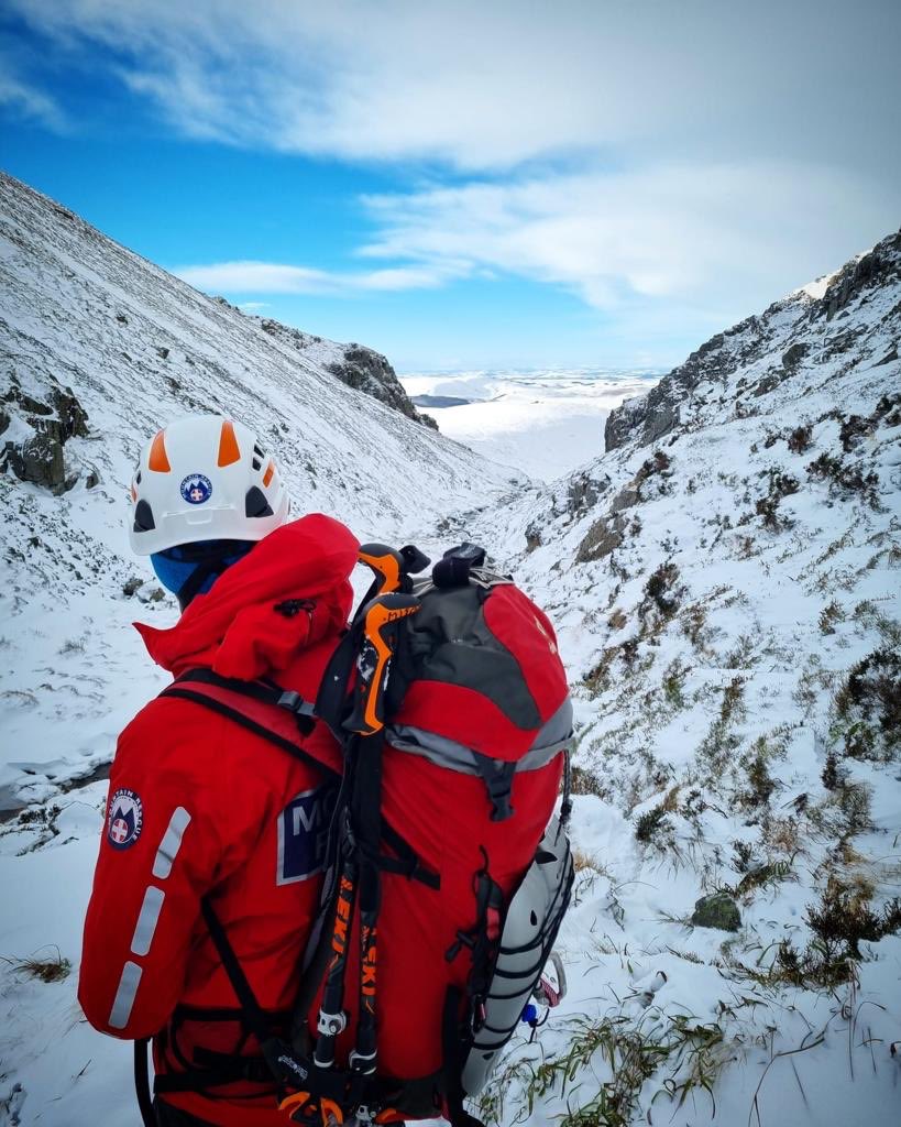 Winter has arrived in @NlandNP There's snow on the hills and more on the way! Planning a trip? #BeAdventureSmart & ask yourself 3 questions: Do I have the knowledge & skills? Do I know what the weather will be like? Do I have the right gear? @northumbriapol @NlandFRS