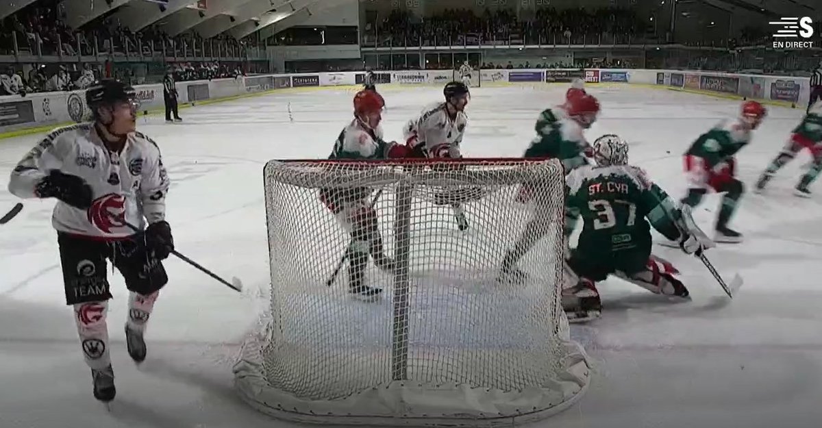LigueMagnus's tweet photo. 🥵 Le dernier tiers s'annonce bouillant à La Barre et sur @sport_en_france !
🤏 Toujours 2-1 pour l'@anglet_hormadi contre les @Gothiques_AHE.
#SLMHockey #HORAMI #VendrediHockey https://t.co/fYARoEgR4E