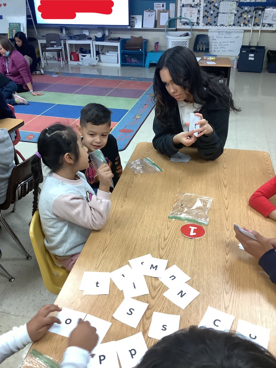 LMSMrZunigaLIA's tweet photo. Another great week of tutoring for the @D33Leman
@latinosinacti0n students! This week the LIA leaders worked on helping their tutoring buddies with phonics and writting sentences! #famiLIA #D33Pride #D33Orgullo #leadersinourcommunity #igniteLMS ⚡️ https://t.co/uXZ4h6hqvA