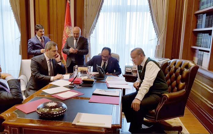 Affedin ŞansVerin Yaşasınlar
<a href="/HakanFidan/">Hakan Fidan</a> 
Adalet bakanı, İçişleri değil ama. Devletin en güzide kurumunun yılardır başında bulundu. Ve herşey hakkında bilgi sahibi birisi olarak. 
Halimizi reise en iyi o aktarabilir düşüncesindeyim hala.
Gerçekleri yansıtan tek bir rapor yeterli