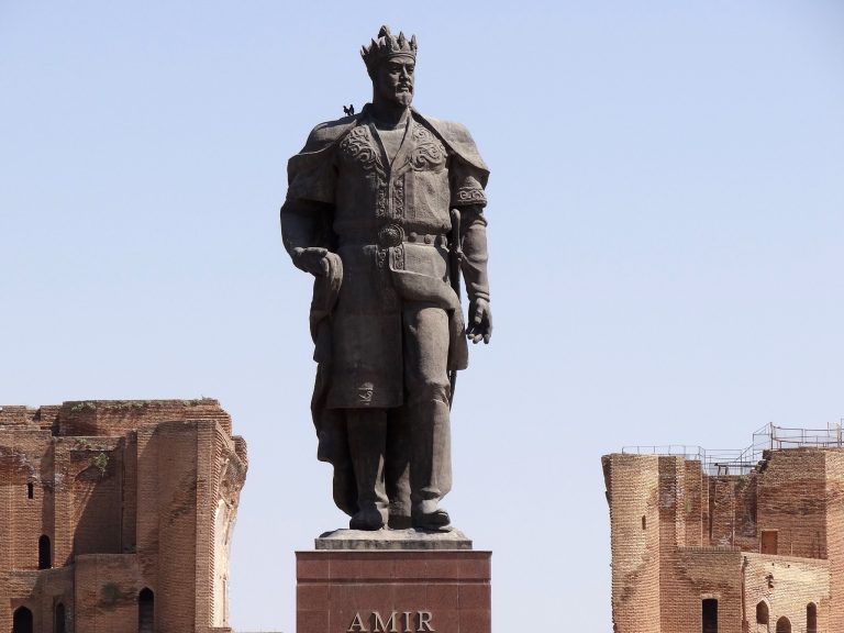"Araplar için ağlayan çok Türk gördüm, Türkler için ağlayan Arap görmedim!" 

Emir Timur

Emir Timur, Orta Asya'da Arapçayı yasaklamış ve Uygur Alfabesine geçmiştir. Türk oğlu Türk Timur çok büyük komutandı.