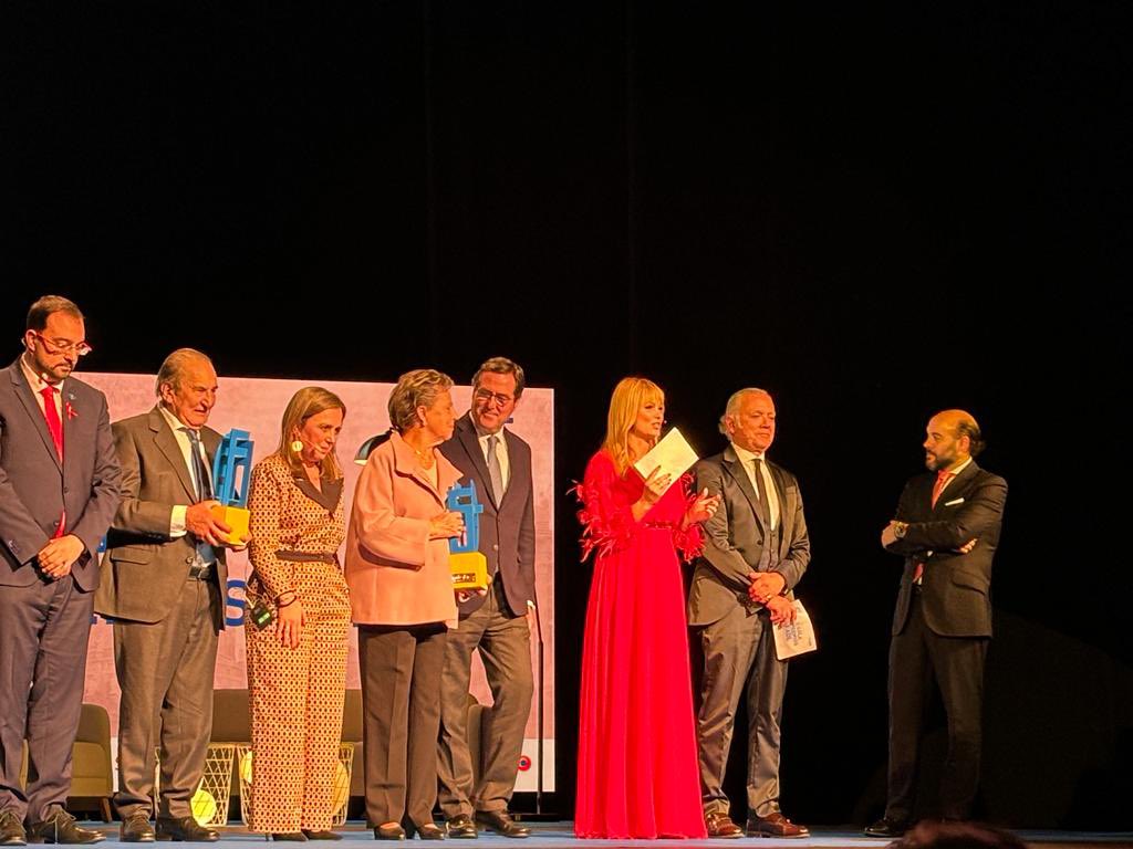 PilarFPardo's tweet photo. Esta tarde hemos asistido a los #PremiosFADE, la gala de las empresas de Asturias.
Enhorabuena a @AscensoresTresa, empresa de Asturias 2023 y a D. Daniel Alonso, premio a la trayectoria empresarial. 👏🏻👏🏻
@FADE_COMUNICA @PP_Asturias https://t.co/rDXL7IFUX1