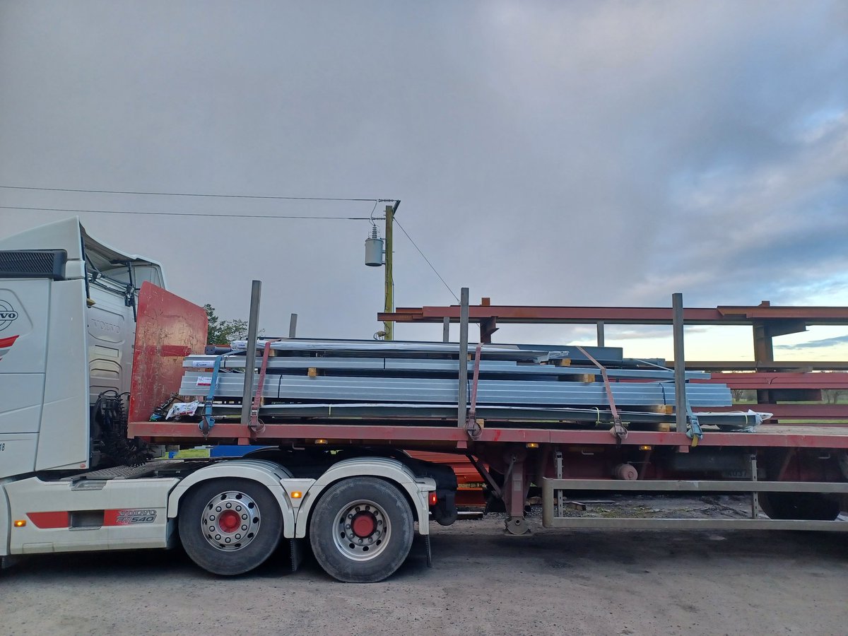 steelyman10's tweet photo. Nice 3 Bay 60x40 building being collected this afternoon for site delivery in the morning https://t.co/MqLhkoegle