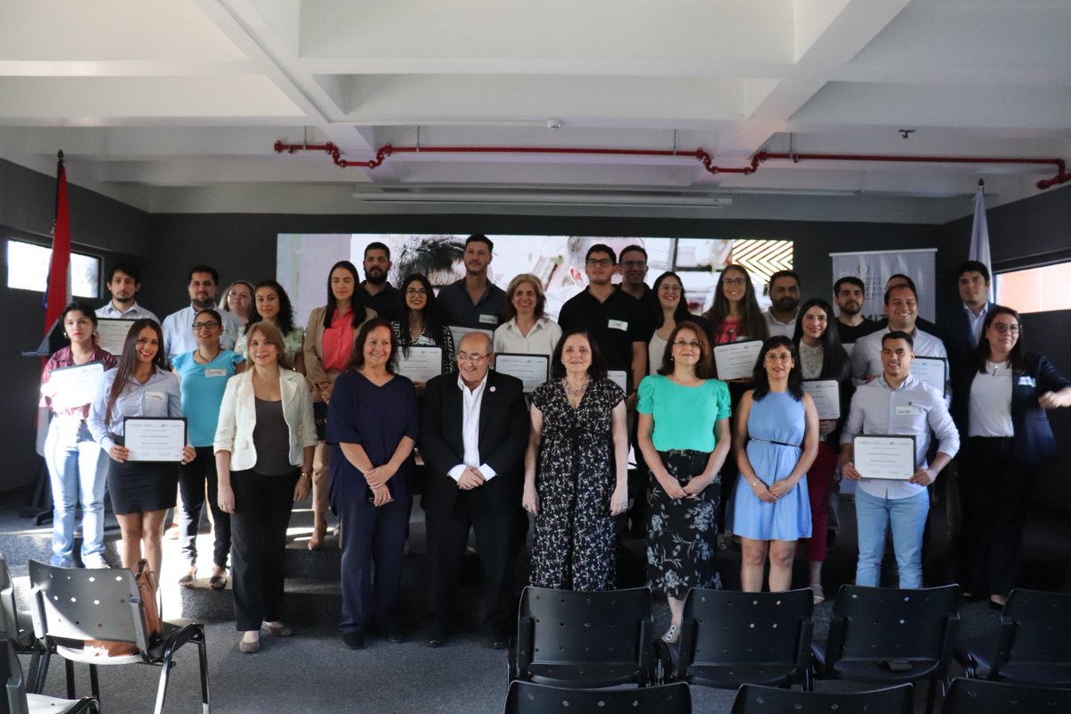 🎓 | ¡Nuevos egresados de Diplomados TIC!

🔹 Beneficiarios de las becas otorgadas por #MITIC, a través de la Agenda Digital, recibieron hoy sus certificados, tras culminar su programa en la @ucom_py.

¡Forman parte de los 1000 adjudicados a Diplomados en tecnologías emergentes!