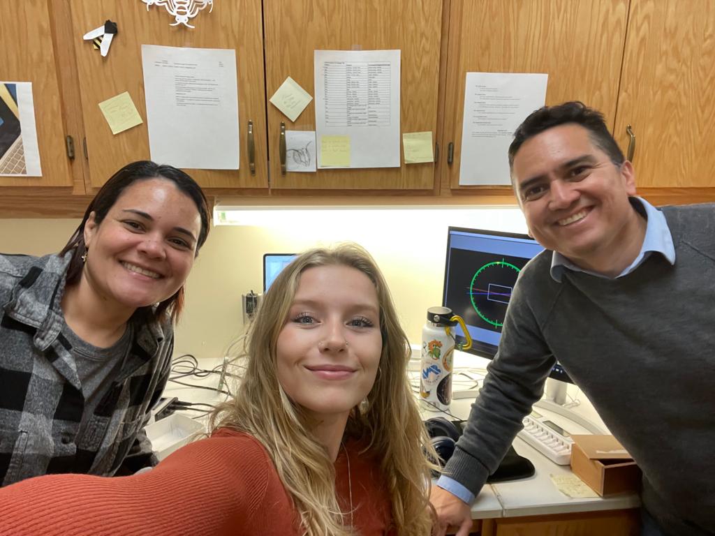 vhgonzab's tweet photo. Exciting times with @favosgyrl, friend and colleague from @ufba Brazil. Diving into the world of stingless #bees! She surprised us with a delicious cake (docinho do céu) #ResearchFun #StinglessBees #InternationalCollaboration https://t.co/nbT9HEP27I