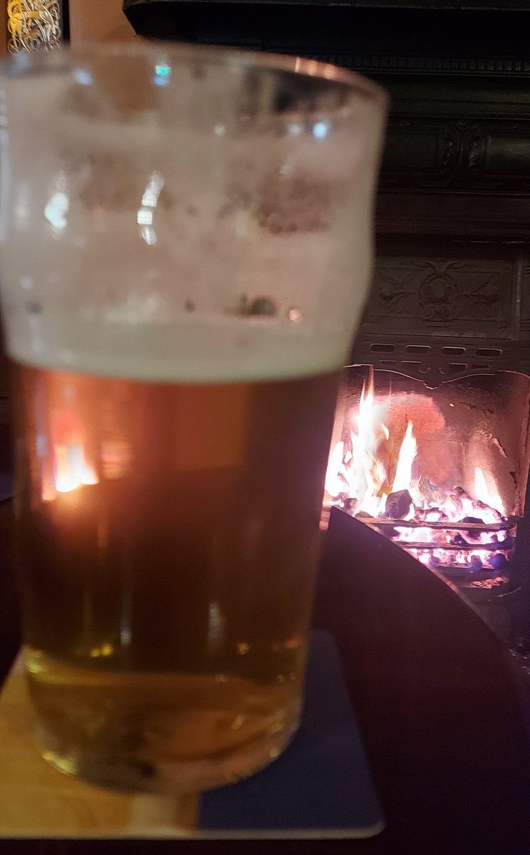 TonyHom33's tweet photo. A freezing cold night 🥶 There's a lot of worse places to be than the #SunInnLlangollen with a pint 🍺 of @ossettbrewery White Rat
#Llangollen 🏴 #SunInn https://t.co/yz4DLsUKwa