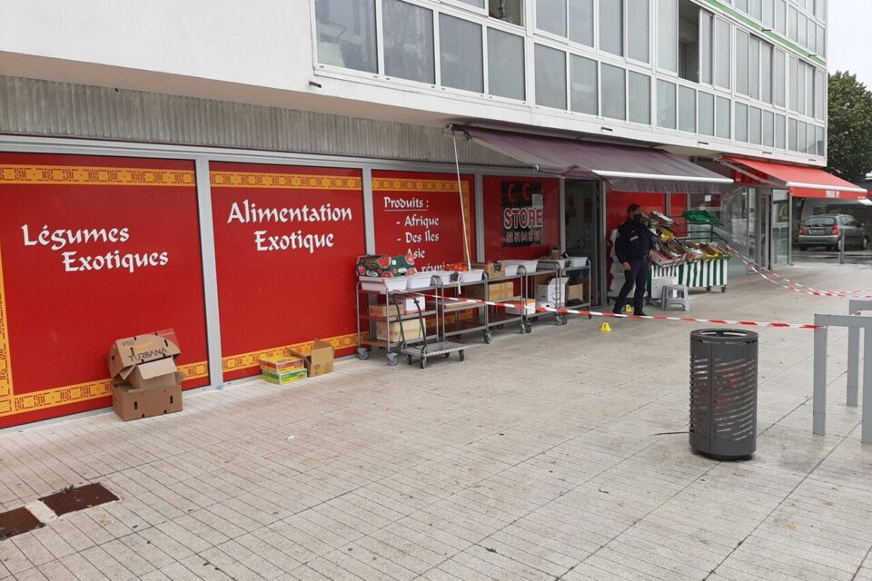 F_Desouche's tweet photo. La Roche-sur-Yon (85) : 6 ans de prison pour un migrant clandestin tchétchène multirécidiviste sous OQTF, qui avait poignardé un couple de commerçants pour 5 €
https://t.co/fGQODY3wEz https://t.co/5sfk6kFUeu