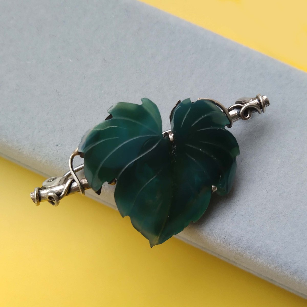 sochicfinds.com/products/antiq…
Antique Carved Green Agate Brooch, Sterling Silver Leaf Pin, Art Nouveau Jewelry #AntiqueBrooch #AgateBrooch, #SterlingSilverBrooch #LeafPin, #ArtNouveauJewelry