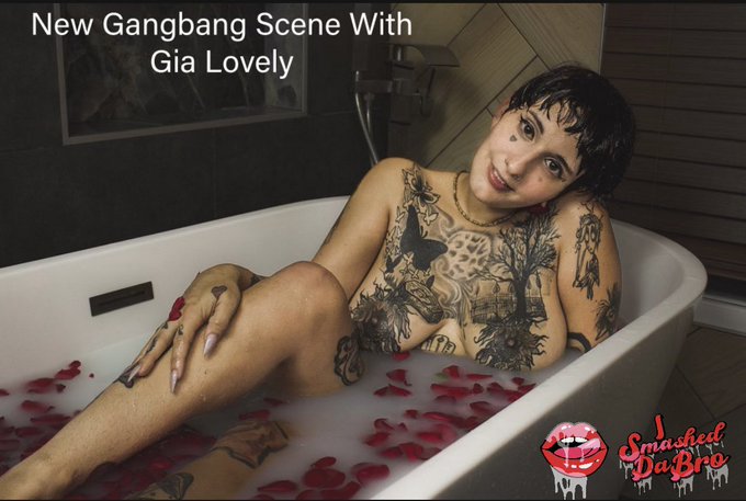 Ladies love roses 🌹 unfortunately, this specific night Ms Lovely was in the mood for way more than just<a href="/tag/smashdoll"class="tags"><span>#smashdoll</span></a>