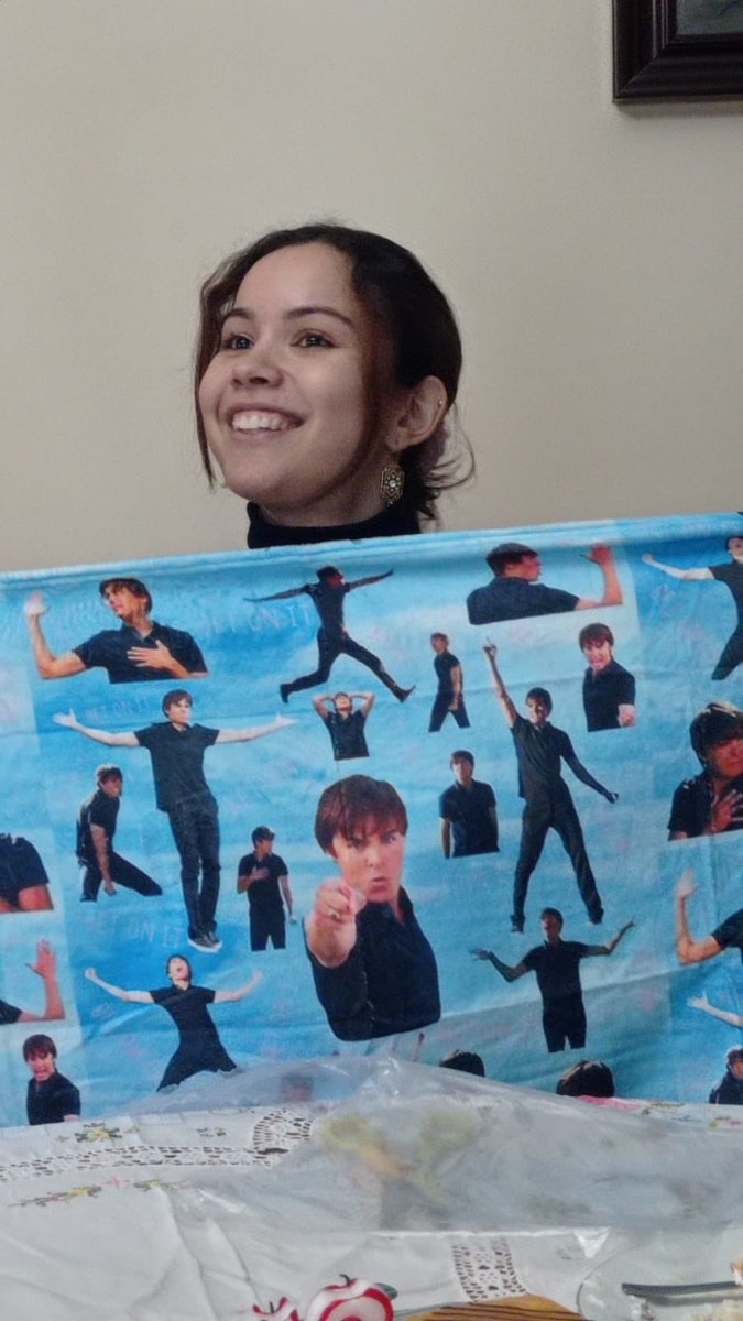 NoemiaVG's tweet photo. Dende onte, o meu novo método para non pasar frío 🥶 é este. Mais que quentarme o corpo, quéntame o corazón 💙Grazas ao meu irmán e a Troy Bolton de HSM ✨🎶💖
#Luar1374 https://t.co/HdBpO535Yo