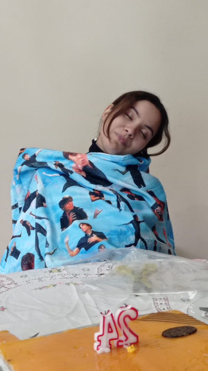 NoemiaVG's tweet photo. Dende onte, o meu novo método para non pasar frío 🥶 é este. Mais que quentarme o corpo, quéntame o corazón 💙Grazas ao meu irmán e a Troy Bolton de HSM ✨🎶💖
#Luar1374 https://t.co/HdBpO535Yo