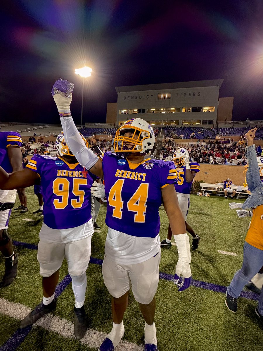 MDavisss__'s tweet photo. All glory be to God for all success is nothing without him. To my coaches, thank you for the countless life lessons and thank you for taking a chance on me. To my teammates, thank you for making this experience one I will never forget. #Gotigers #FalconPride 🖤 https://t.co/1bUs25ERVf