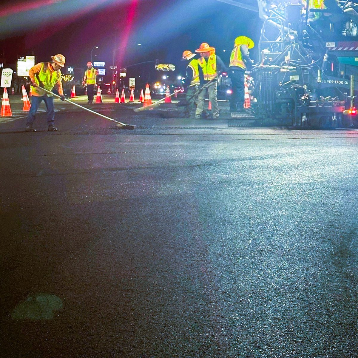 CityofSanDiego's tweet photo. 🔦 We're shining a spotlight on the recent road improvements on Convoy St. in #KearnyMesa for this week's #FridayRoadFix. Our hardworking crews have been busy repaving sections of the street to make your commute safer and smoother. 🙌💪 https://t.co/UT7ii94KBw