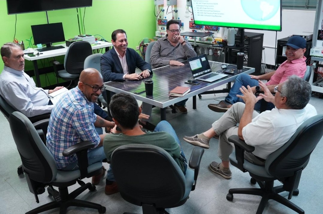 juandalmauPR's tweet photo. La energía renovable y el uso de micro-redes es una política pública con la que siempre he estado comprometido. Para eso hay que contar con los mejores. Hoy @denismarquezpip y yo nos reunimos con los duros. Un grupo de profesores del Recinto de Mayaguez @uprm. Es terrible que el gobierno no utilice los recursos ni el conocimiento de los de aquí.