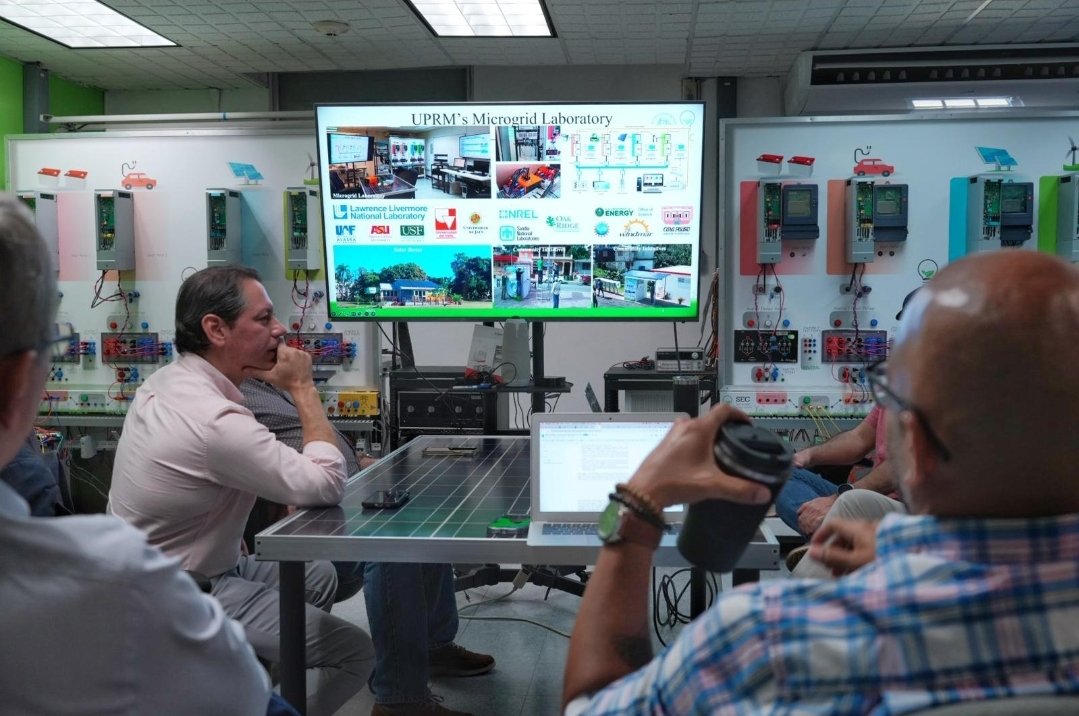 juandalmauPR's tweet photo. La energía renovable y el uso de micro-redes es una política pública con la que siempre he estado comprometido. Para eso hay que contar con los mejores. Hoy @denismarquezpip y yo nos reunimos con los duros. Un grupo de profesores del Recinto de Mayaguez @uprm. Es terrible que el gobierno no utilice los recursos ni el conocimiento de los de aquí.