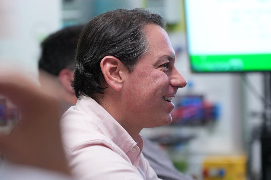 juandalmauPR's tweet photo. La energía renovable y el uso de micro-redes es una política pública con la que siempre he estado comprometido. Para eso hay que contar con los mejores. Hoy @denismarquezpip y yo nos reunimos con los duros. Un grupo de profesores del Recinto de Mayaguez @uprm. Es terrible que el gobierno no utilice los recursos ni el conocimiento de los de aquí.