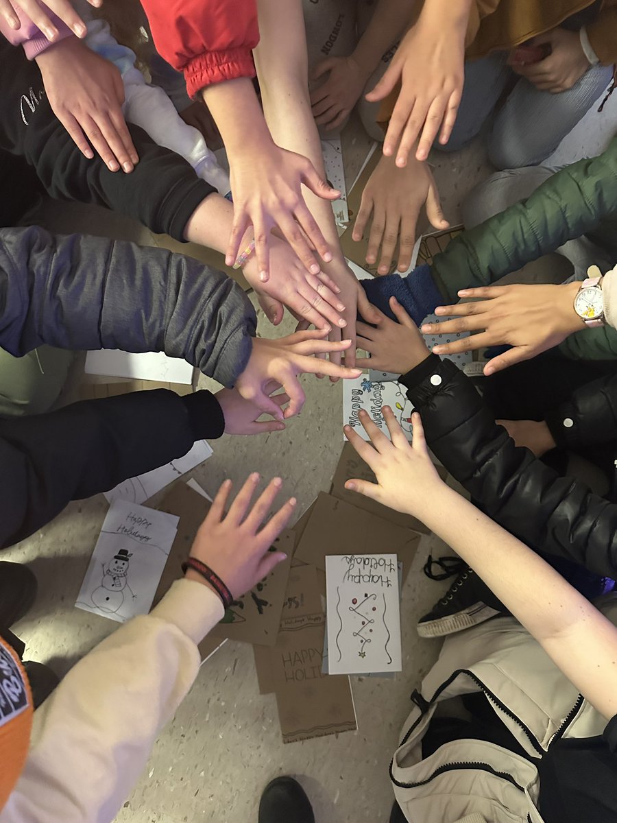 Thank you to @Move1057 for giving the 6ers another great opportunity to spread some holiday joy to local senior homes! Way to warm my heart 🥰❤️ <a href="/PsSimcoe/">Simcoe Street PS</a>