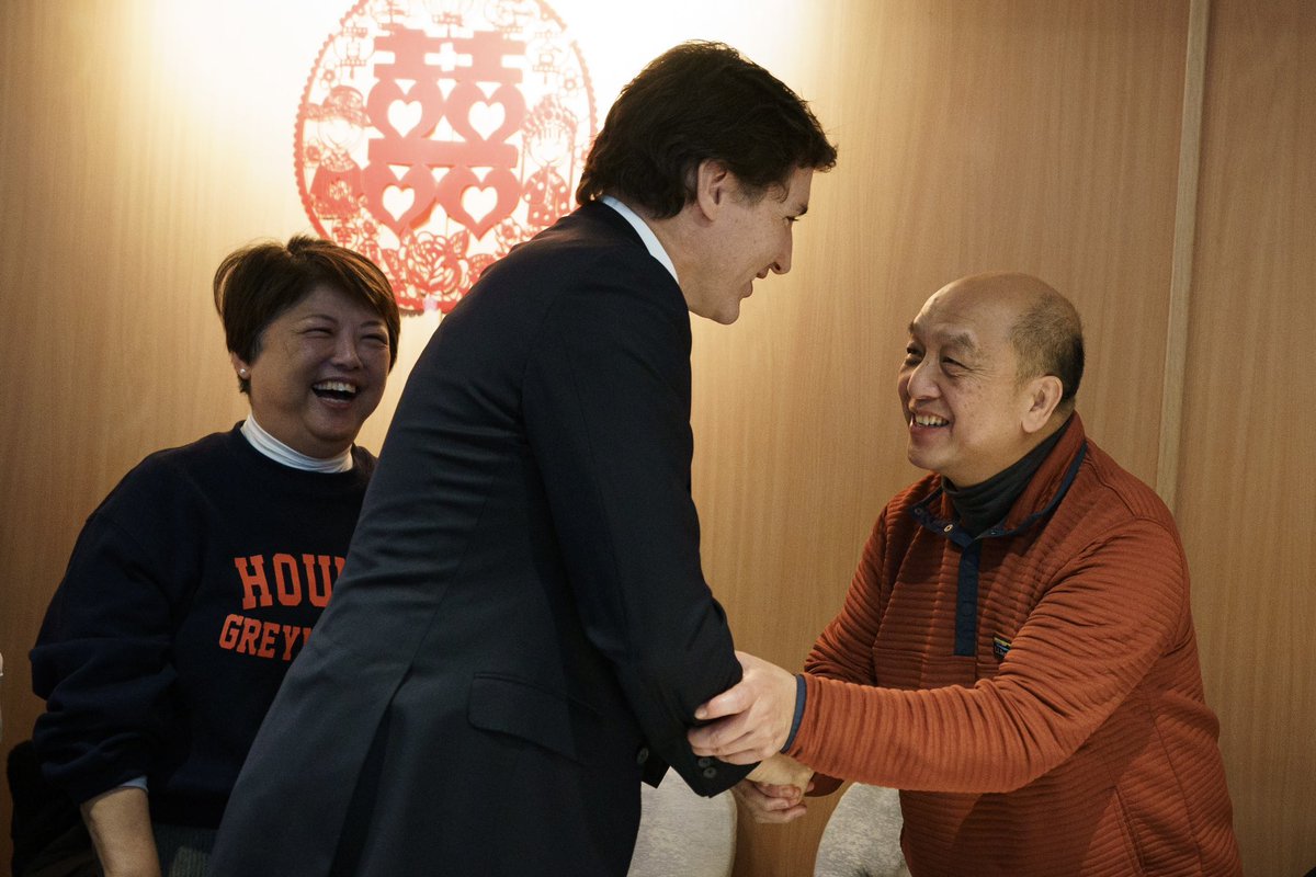 JustinTrudeau's tweet photo. Grabbed lunch at Fancy Chinese Cuisine – and made some new friends in Markham! https://t.co/EQF4YBfCFz