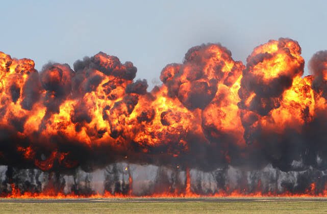 ErdemOzveren571's tweet photo. 💢 El Cezire 'nin Haberine Göre 🗞️

İsrailin Fosfor'dan Sonra Şimdide
Yasaklı NAPALM bombası kullandığı iddia ediliyor. ABD'nin Vietnamlılara Karşı kullanmış oldukları ölümcül Napalm bombası patladiktan sonra düştüğü yerde çok geniş bir alanı
yakarak komple kül ediyor. https://t.co/nQULgliNb0