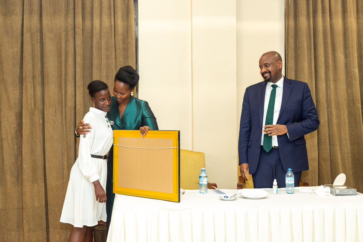 ShallonArts's tweet photo. Hey good people yesterday i got an opportunity to present my potrait to @mkainerugaba and His wife. Thank God they liked it.@WKajwengye @MaryMugyenyi @joramMpairwe @edgarnoowe2026 @MugutaYB @KazoDLG and the team God bless. https://t.co/GLMWcQm3RE