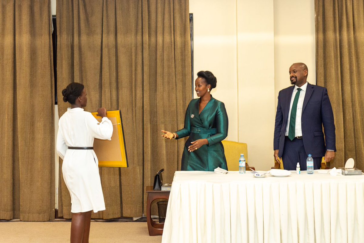 ShallonArts's tweet photo. Hey good people yesterday i got an opportunity to present my potrait to @mkainerugaba and His wife. Thank God they liked it.@WKajwengye @MaryMugyenyi @joramMpairwe @edgarnoowe2026 @MugutaYB @KazoDLG and the team God bless. https://t.co/GLMWcQm3RE