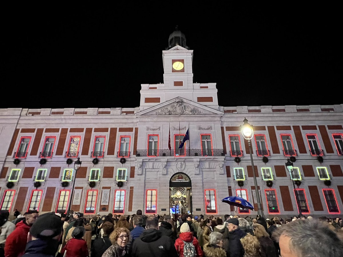 El “espectáculo” del edificio de correos es una desilusión en toda regla

La música parece el himno del PP salvo las campanas, las ventanas se iluminan… pero la música suena suave y fin

No perdáis el tiempo yendo