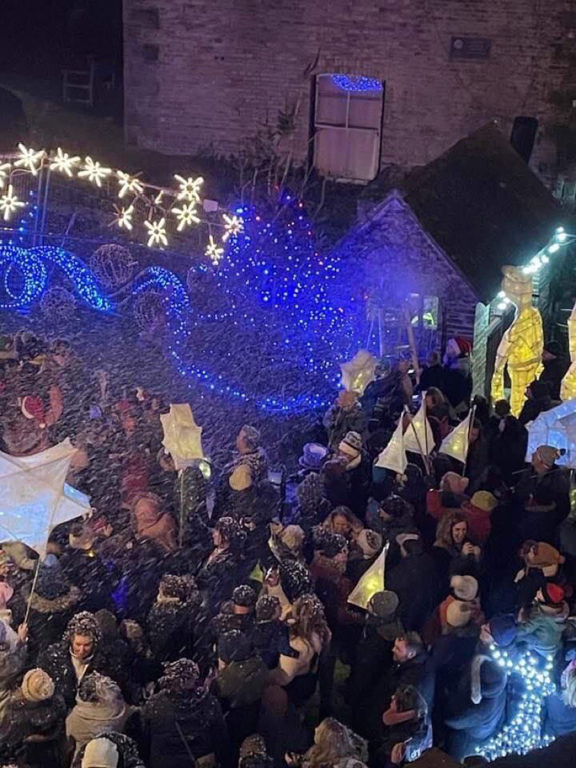 A truly magical lantern parade this evening complete with Indian Queens band, Santa in his sleigh, children singing in the steps, finished off with fireworks and snow! #AsOne <a href="/kernow_learning/">Kernow Learning Multi Academy Trust</a> 

Photo credit Amanda Ward