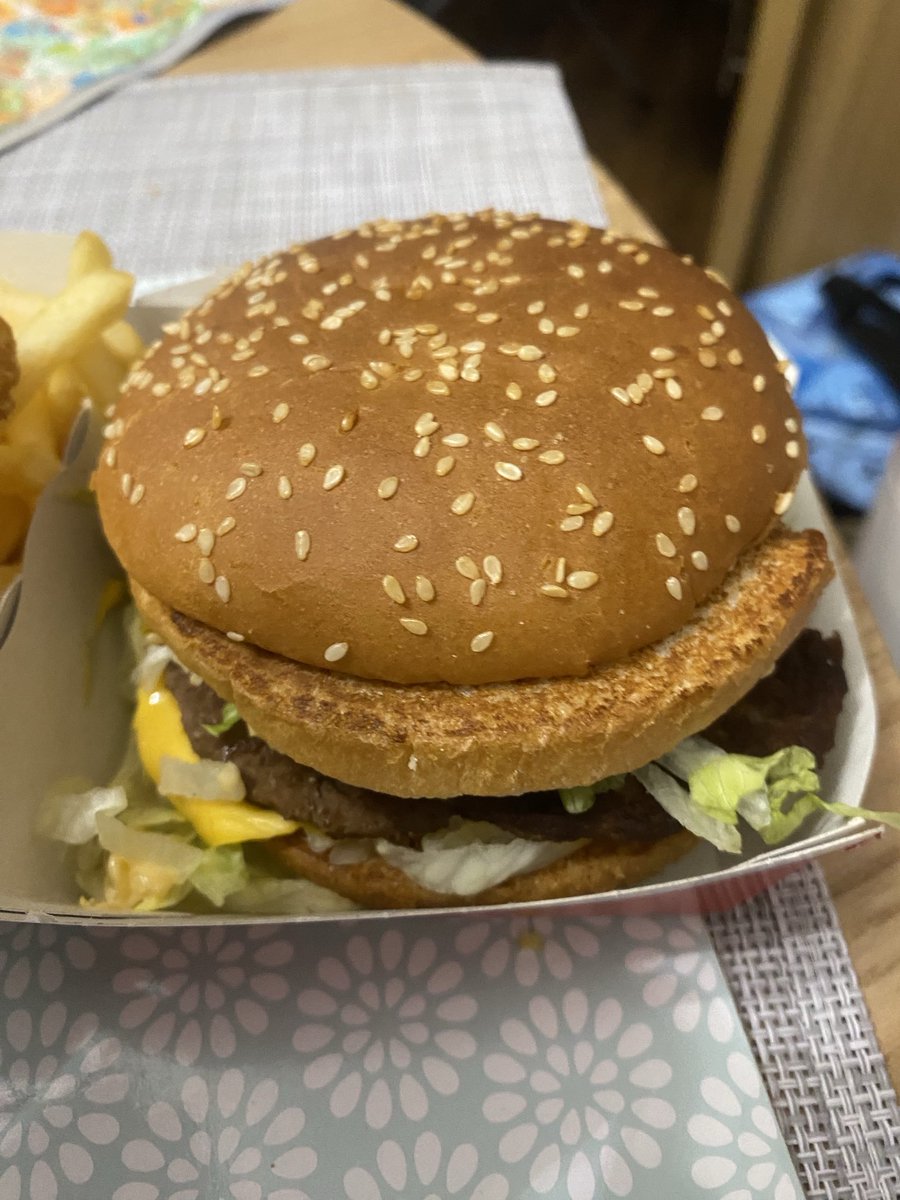 nerys_randell's tweet photo. ⁦⁦⁦@McDonaldsUK⁩ 
Thought we’d have a Friday night treat, wait for ages and this is what we open when I get home…. do they look like Big Mac’s to you???? Llanelli McDonald’s is a disgrace. https://t.co/pGualvJPRj