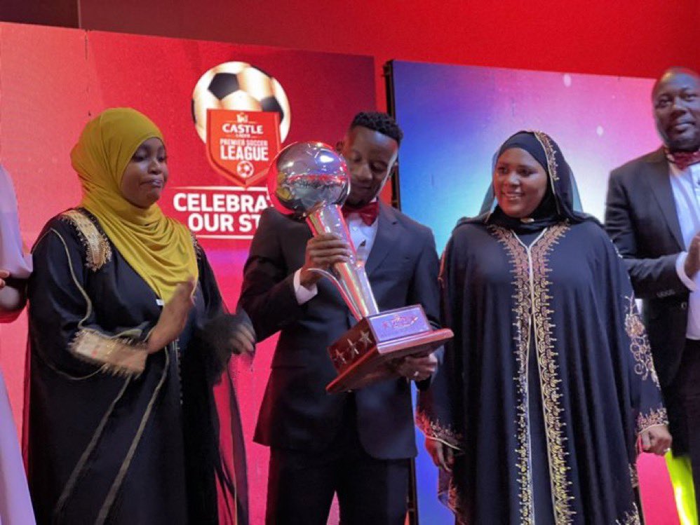 daddyhope's tweet photo. Congratulations to Zimbabwe’s 2023 Soccer Star of The Year, the Ngezi Platinum Stars captain, Qadr Amini, 

He is seen here receiving his trophy joined on stage by his two wives.

📸 @SportBriefZW https://t.co/V4FLEfiqXu
