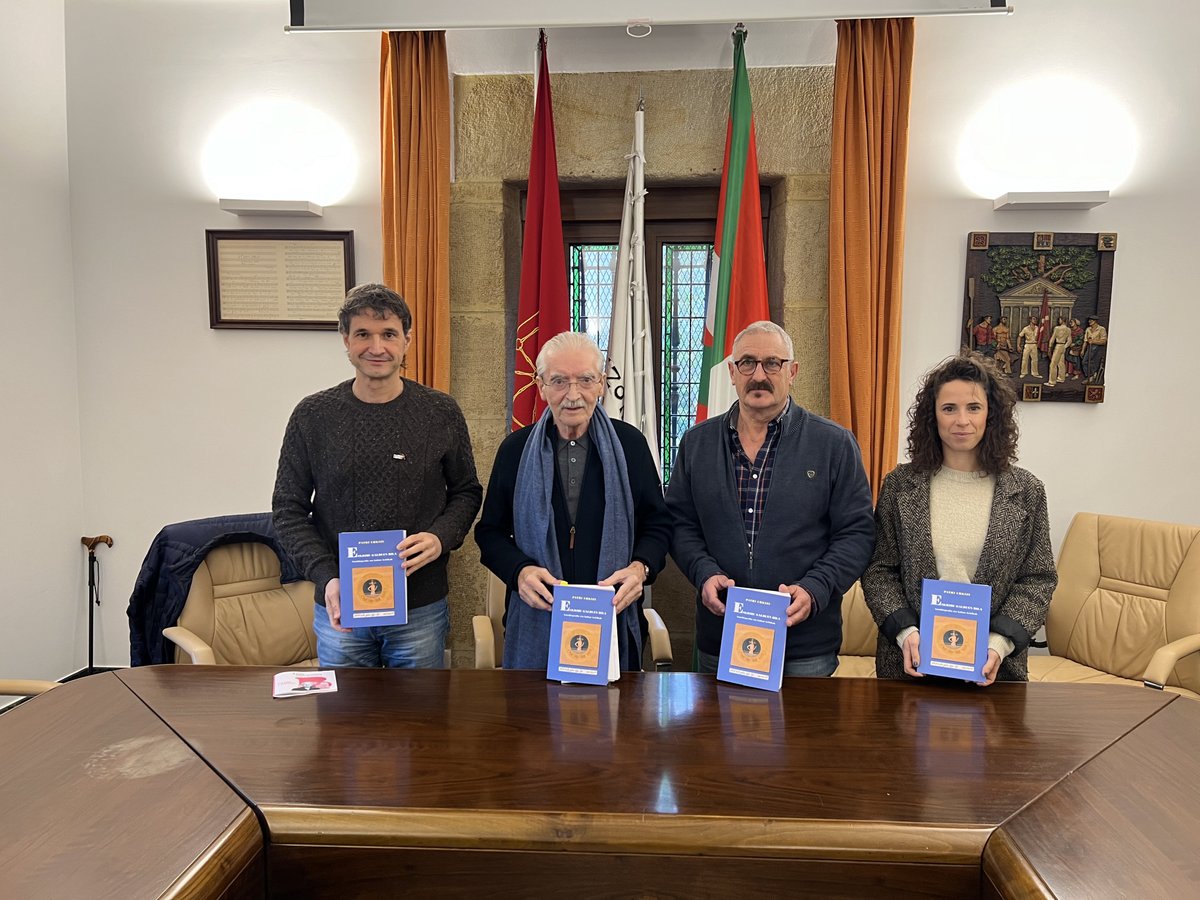 lezoudala's tweet photo. 📖Patri Urkizuk liburu berria aurkeztu du bere herrian. 

📘 Lanaren izenburua "Eskribu galduen bila".
👏 Udalbatza aretoa BETE EGIN DA.

🎥Datozen egunetan ekitaldi guztiaren bideoa partekatuko dizuegu.

#Lezo #LezOn #LezokoUdala #PatriUrkizu https://t.co/1D4JFFhe2b