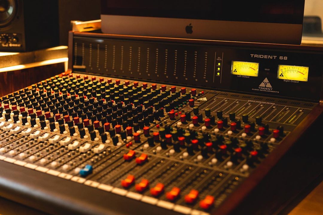 Trident_Audio's tweet photo. Crystal Baby Studio bringing that 68 Series #FaderFriday heat 🎛️🔥 Thanks for the photo! 

#trident #tridentaudio #historyrefined #tridentconsole #analog #recordingstudio #analogconsole #trident69 https://t.co/fzXbLm7fSg