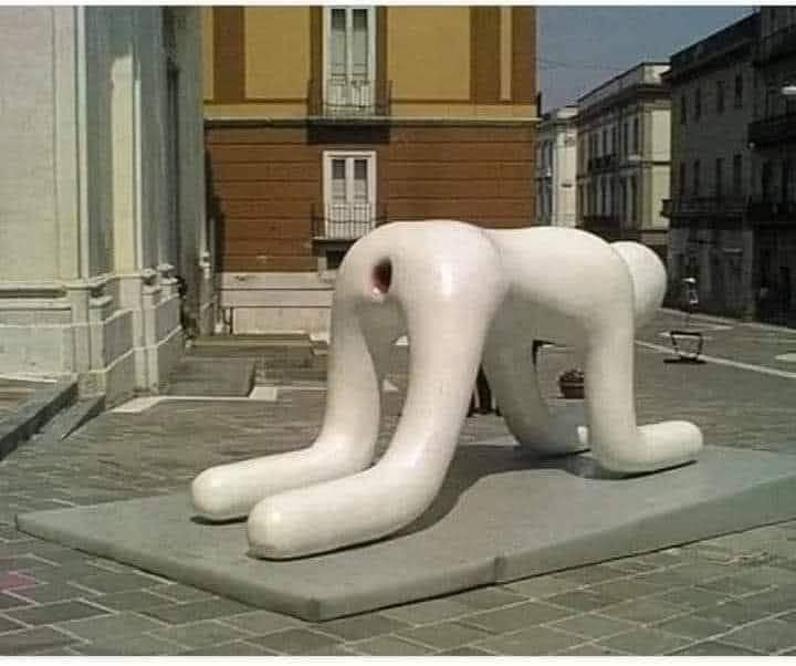 OsentIls's tweet photo. Célèbre statue du contribuable belge trônant devant le SPF finances https://t.co/lw9pim4RBc