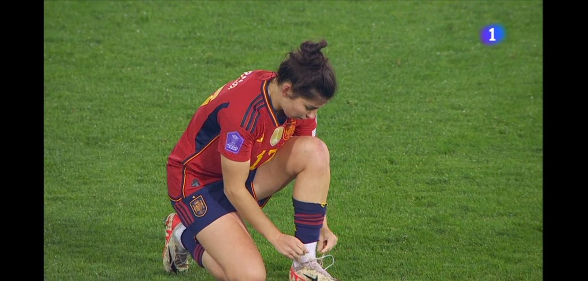 relevo's tweet photo. Define caos 👇

📌 España ha saltado al campo con 10 jugadoras tras el descanso.

📌 Las italianas han aprovechado para empatar.

📌 Lucía García ha salido con las botas sin atar.

📌 Esther no estaba preparada y el equipo ha empezado el partido con una menos. https://t.co/B748WNcDyz