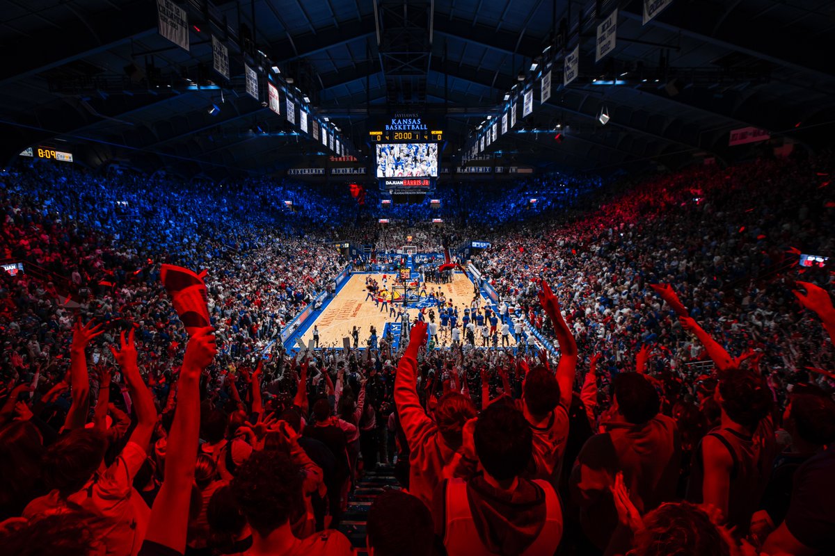 College basketball at its finest. 🤩

(📸: <a href="/KUHoops/">Kansas Men’s Basketball</a>)