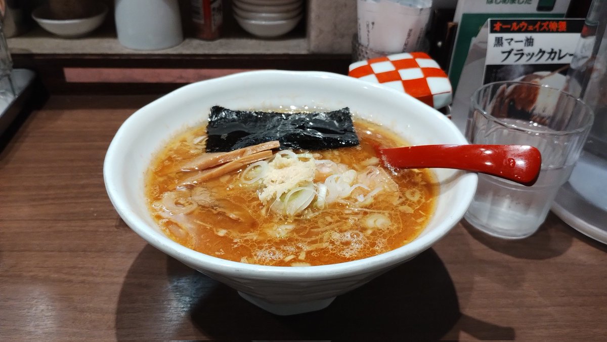 麺也オールウェイズ 万屋店さんで、「味噌ラーメン」。
中細の平打ち麺でおろし生姜が載せられていました。
麺がかなり短いなと思っていたんですが、後半は箸でつかめないくらいの短さになっていたので、レンゲで掬って食べました。
暖まりました。
