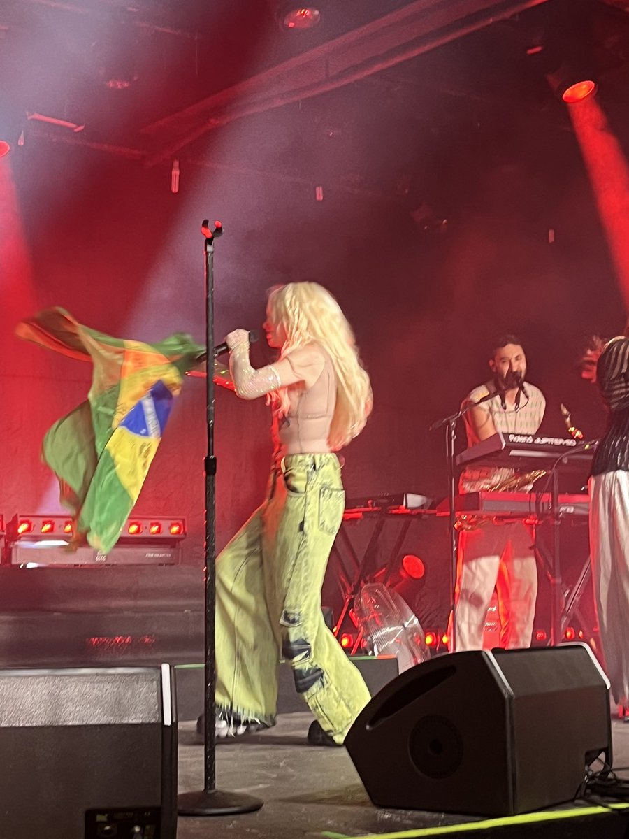 joaolucasaaa's tweet photo. carly rae jepsen!!!! we’ll always be here for you 🖤 @carlyraejepsen @carlyraejcombr https://t.co/lxGb8eAnft