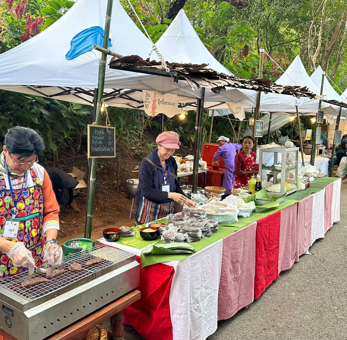 Josecafeto's tweet photo. Colors of Doi Tung Festivalが、昨日から始まりました。このドイトゥン地域には、それぞれの言語と文化を持った6っの少数民族が暮らしています。1月中旬まで毎週末、皆んなが集まり屋台が並び、民族舞踊を披露してくれます。
#colorsofdoitung #doitungdevelopmentproject #タイ北部 https://t.co/cKjY4s96z3